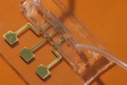 An image of the COVID-19 test chip made by aerosol jet nanoparticle 3D printing.