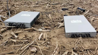 Using software-defined radios to detect soil measurement signals. These radios can adjust their operating frequencies in response to soil moisture changes. In actual operation, the radios are buried in the soil.