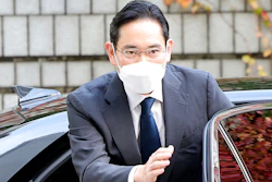 Samsung Electronics Chairman Lee Jae-yong gets out of a car upon his arrival at the Seoul Central District Court in Seoul, South Korea, Thursday, Oct. 27, 2022. Samsung Electronics has officially appointed third-generation heir Lee Jae-yong as executive chairman, two months after he secured a pardon of his conviction for bribing a former president in a corruption scandal that toppled a previous South Korean government.