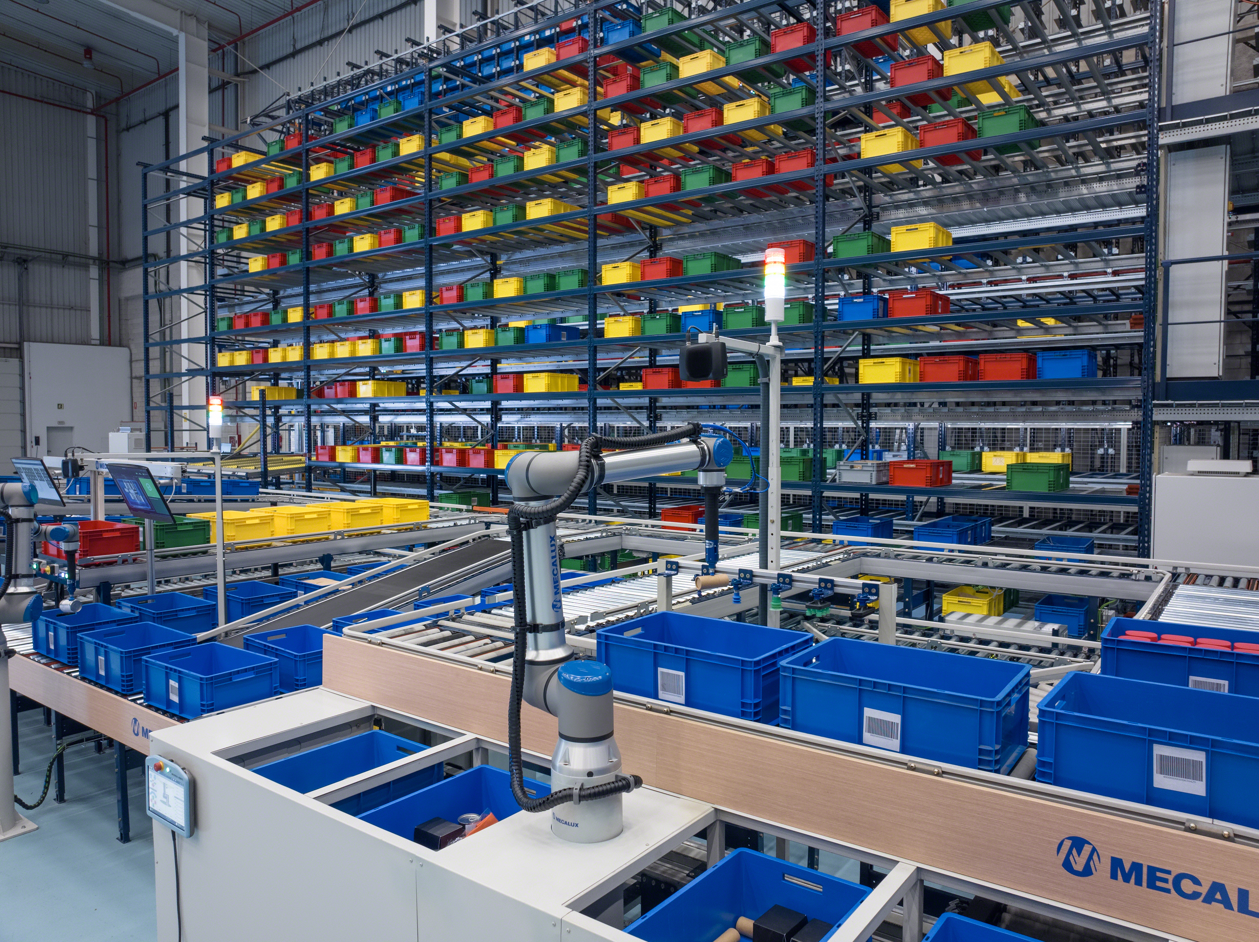 Siemens' Simatic Robot Pick AI, a pre-trained, deep learning-based vision software, uses Universal Robots to perform tasks previously limited to manual intervention. Here is the solution in action for intralogistics technology company Mecalux.