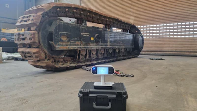 Artec Leo with an on-screen 3D scan of the vehicle’s Caterpillar tracks.