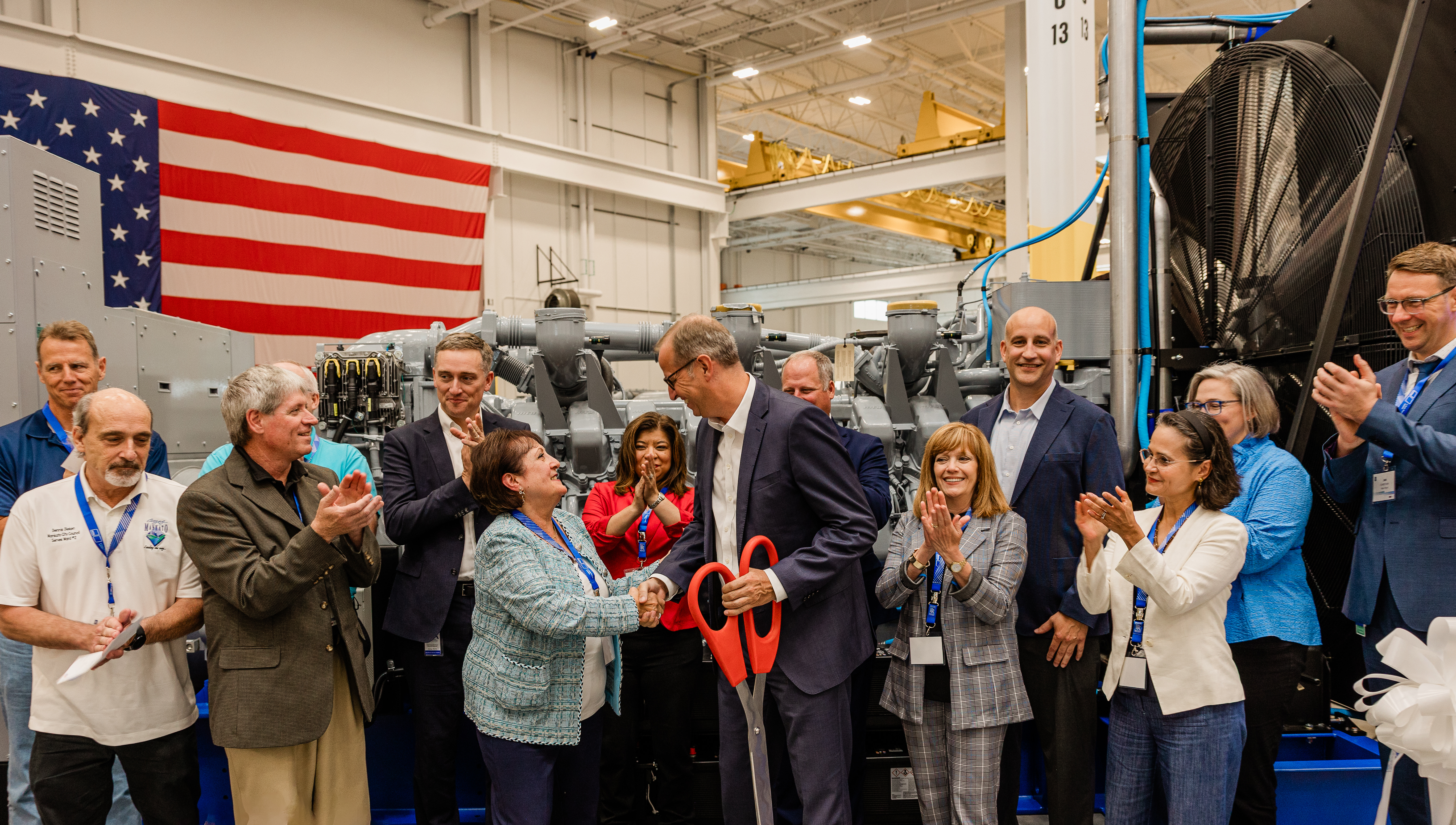 J&ouml;rg Stratmann, CEO of Rolls-Royce Power Systems, and Najwa Massad, Mayor of Mankato, at the opening of Rolls-Royce's new Logistics Operations Center in Mankato, USA. Representatives from politics, business, and the company were present for the official inauguration of the $24 million expansion.