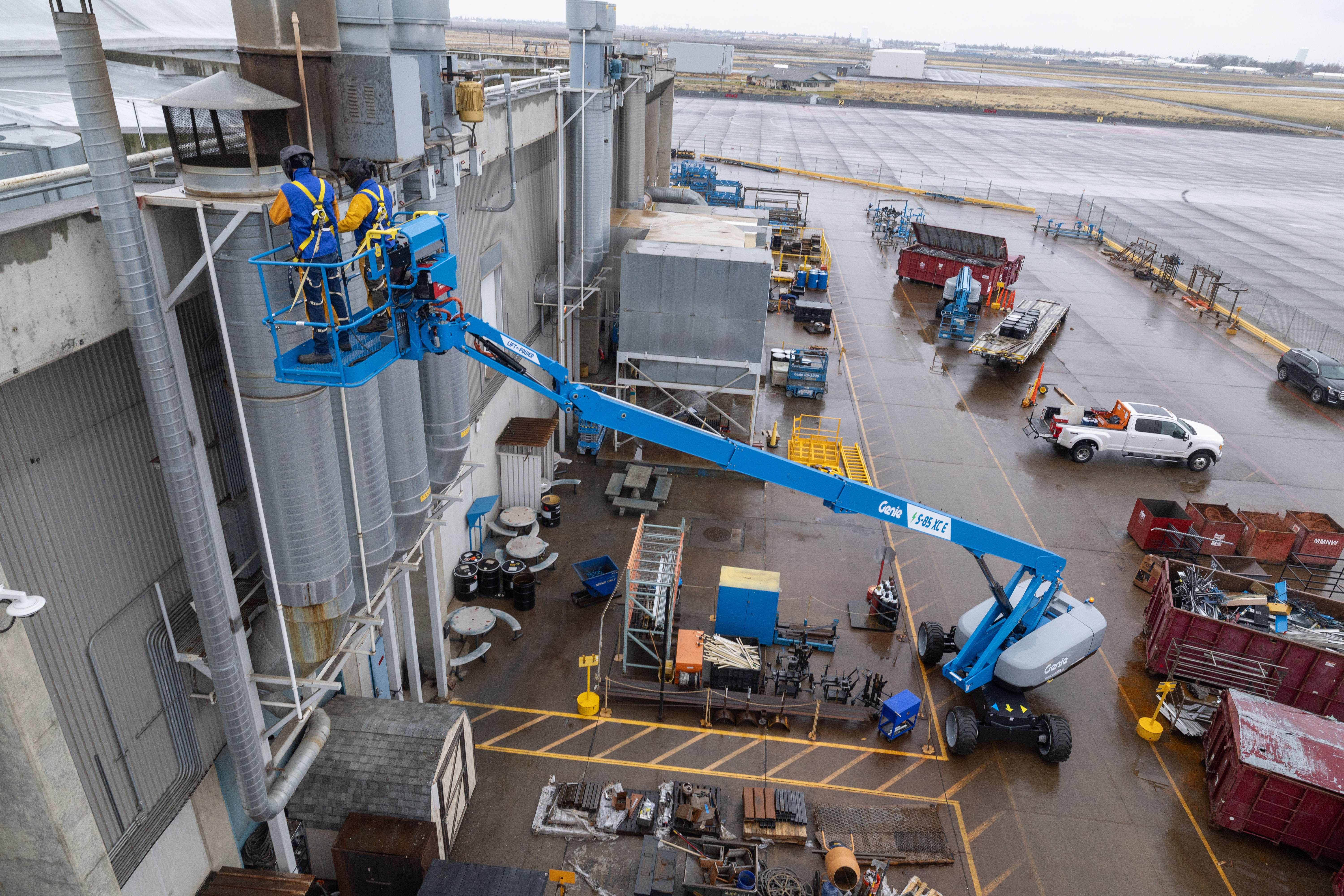 The Genie S-85 XC E in an extended welding application.